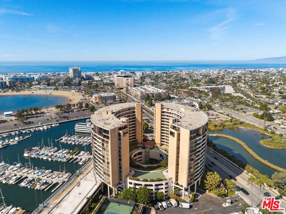Marina Del Rey の建物外観とマリーナ眺望