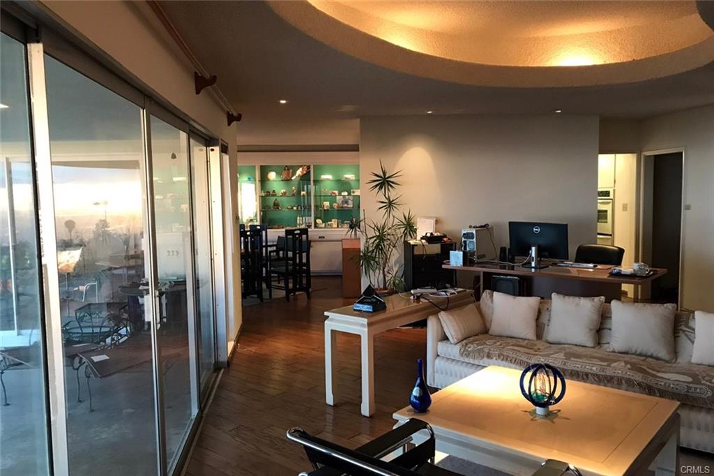 Palos Verdes の邸宅外観と庭